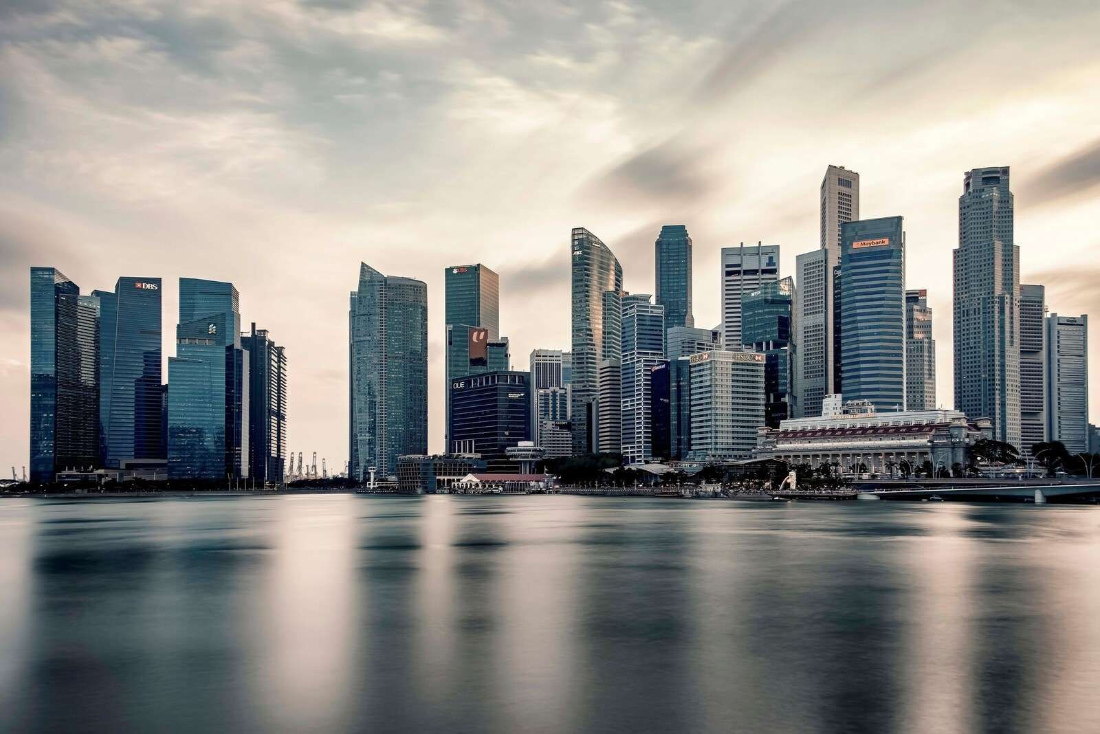 Refleksja miejska przy spokojnej panoramie miasta