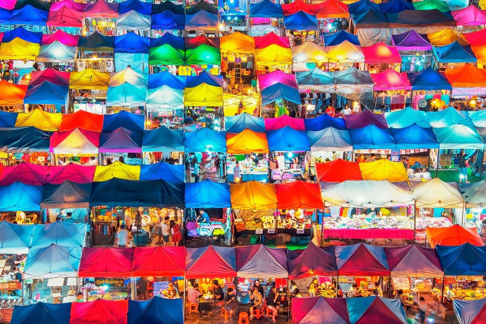 Kolorowe nakrętki na wieczornym targu