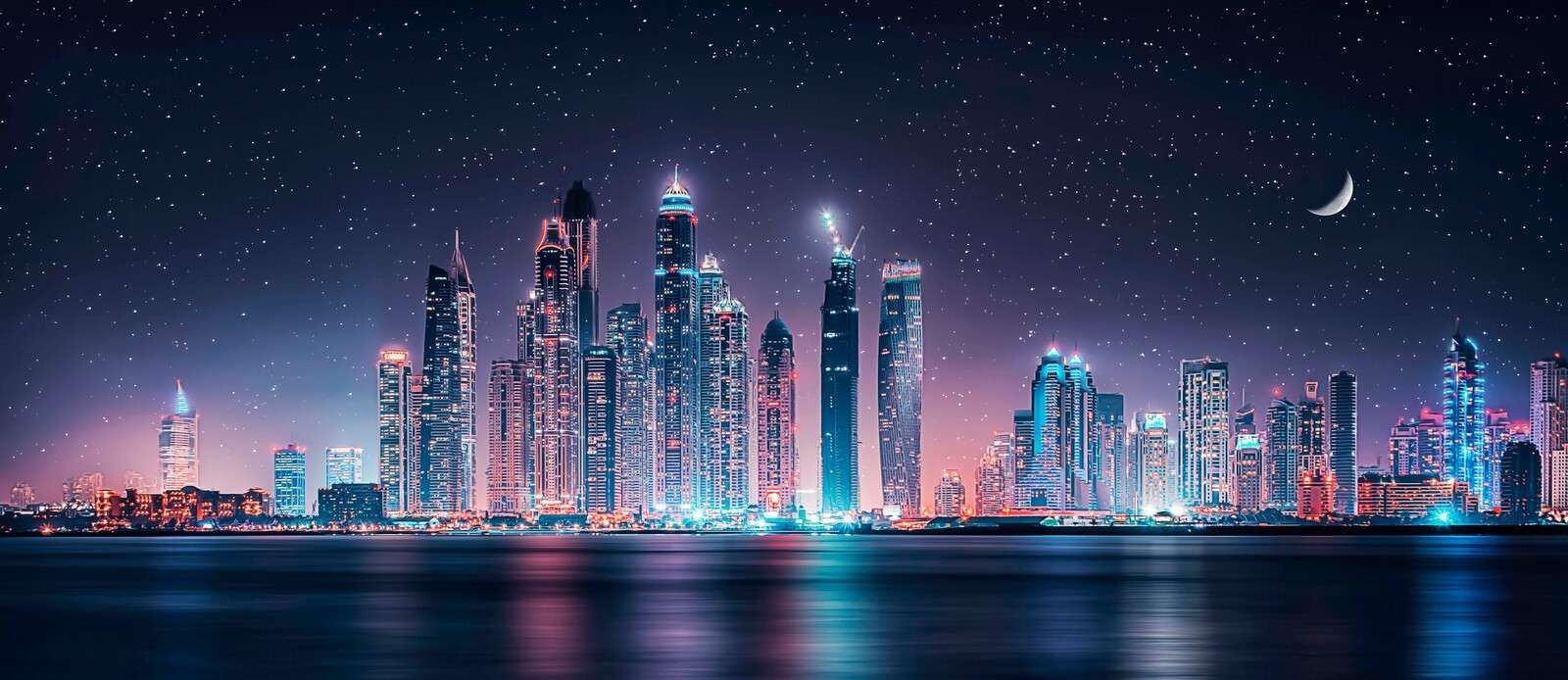 Nocne światło nad panoramą miasta