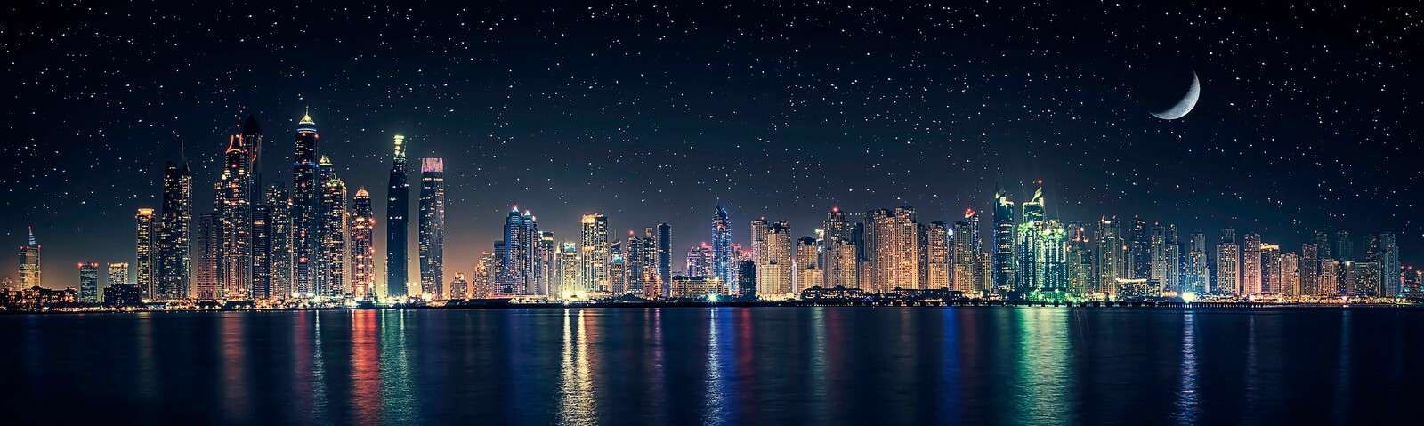 Światło księżyca nad lśniącą panoramą miasta