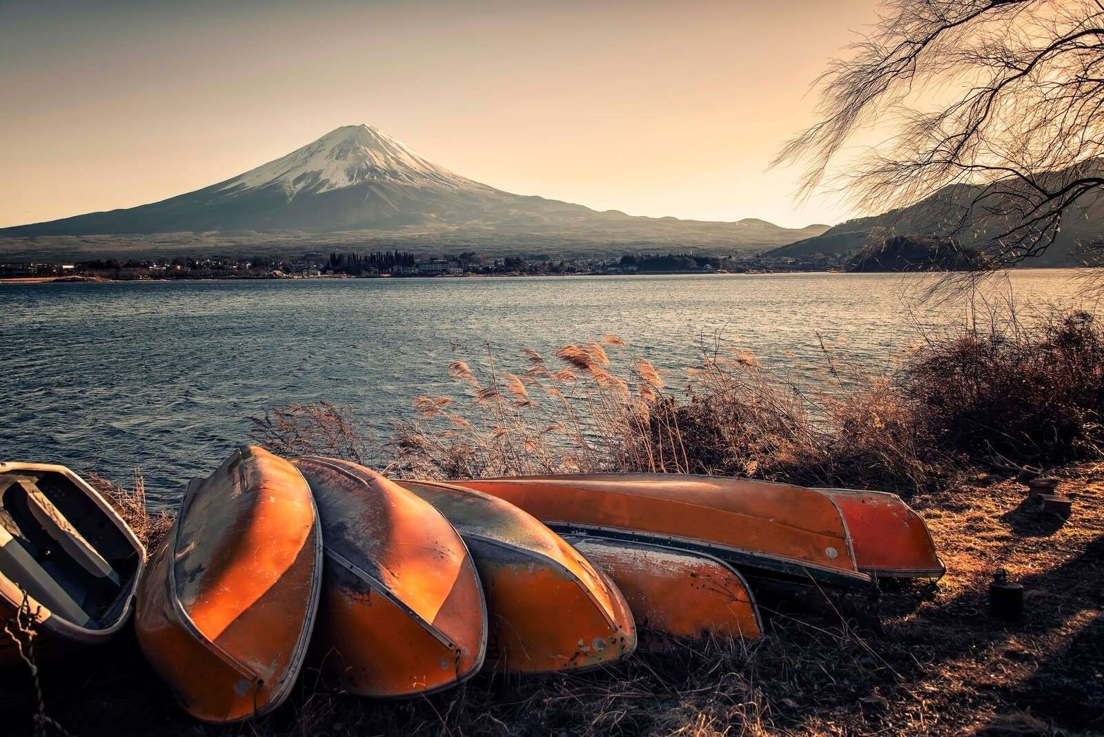 Spokojny brzeg nad Jeziorem Fuji