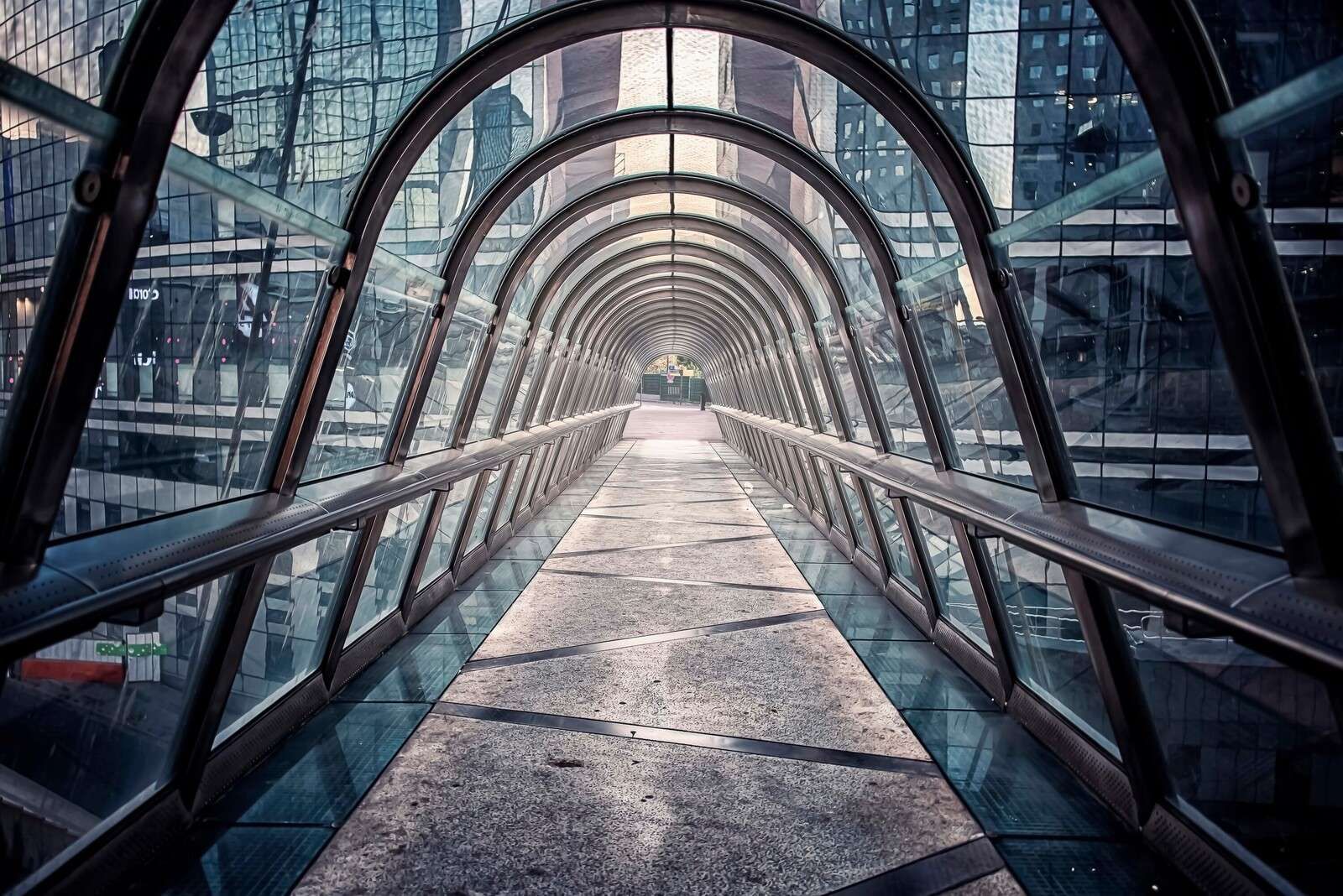 Szklana galeria między miejskimi wieżami