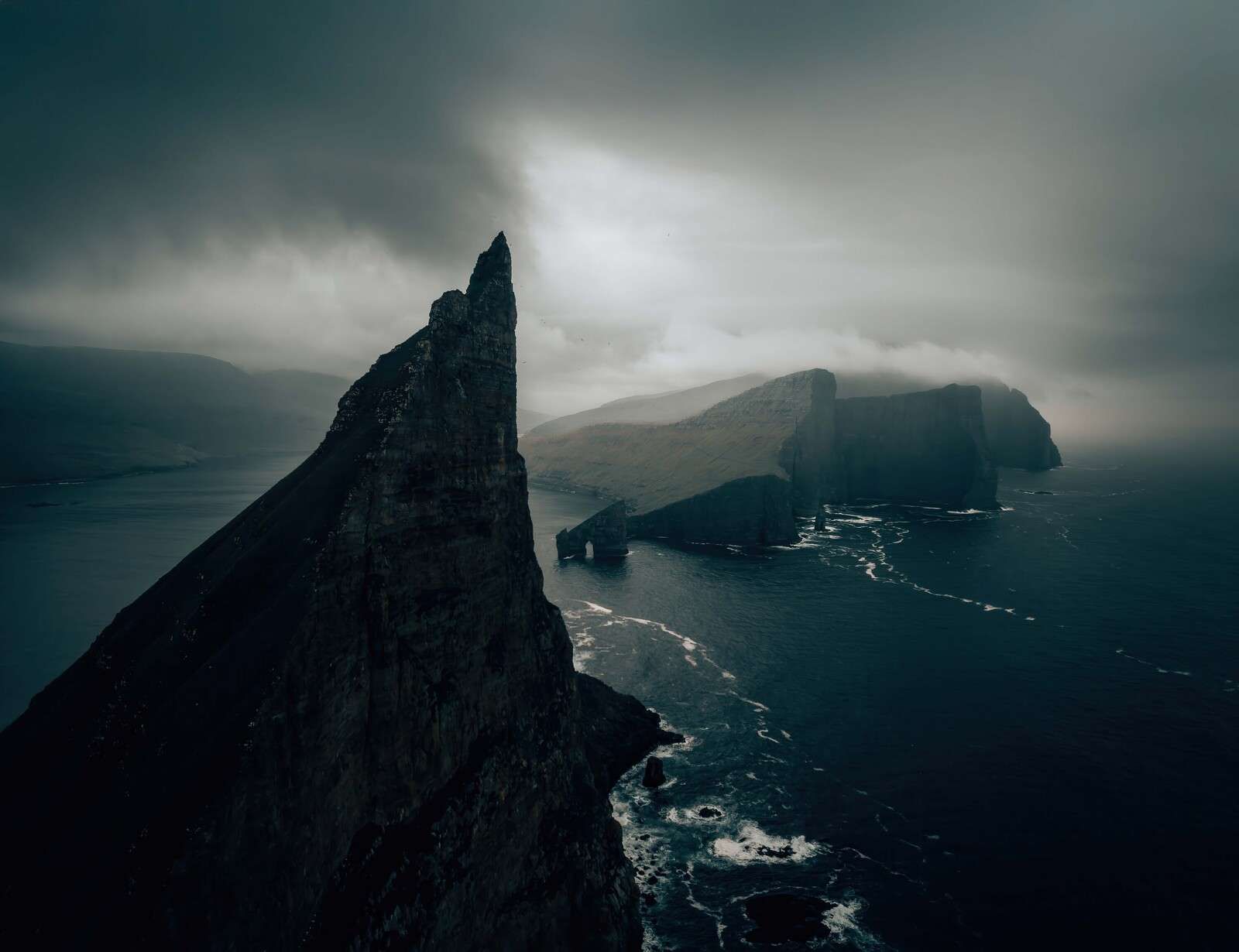 Skaliste wybrzeże w mglanym świetle