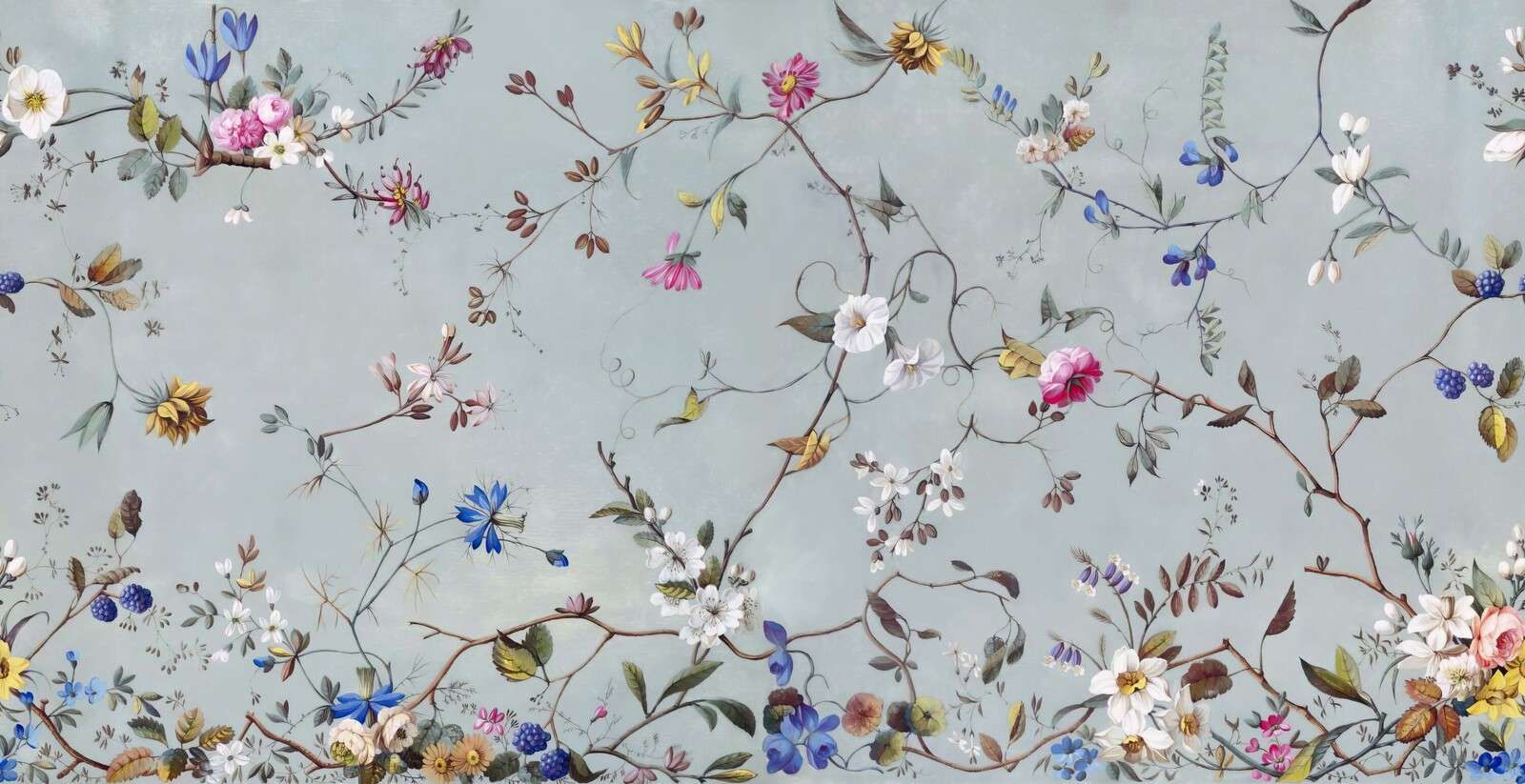 Delikatne gałęzie kwitnące na mglistoniebieskim