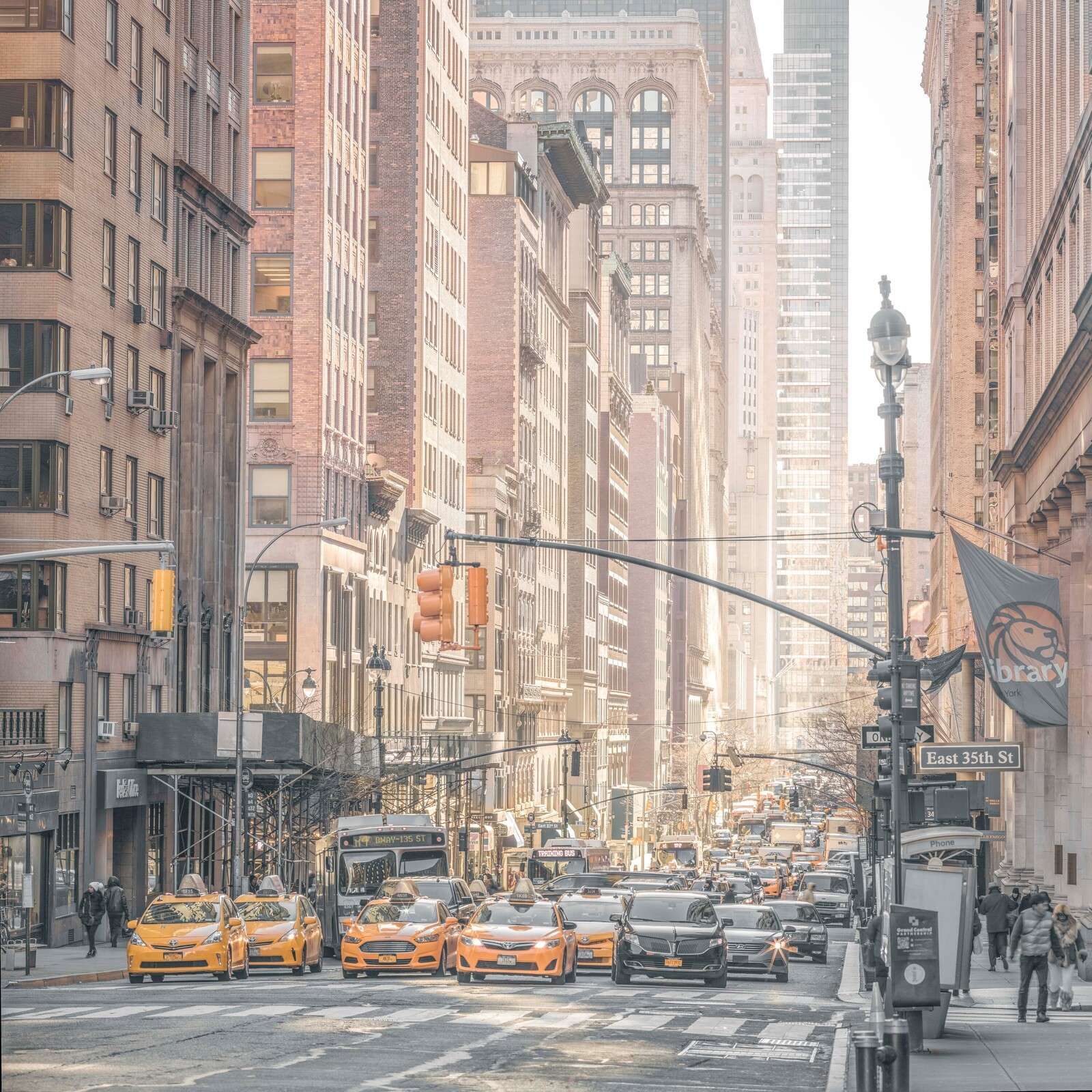 Tętniąca życiem ulica miejska z żółtymi taksówkami