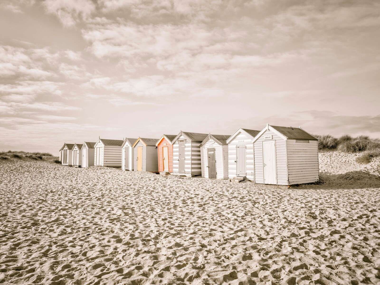 Domki plażowe na spokojnej plaży wydmowej