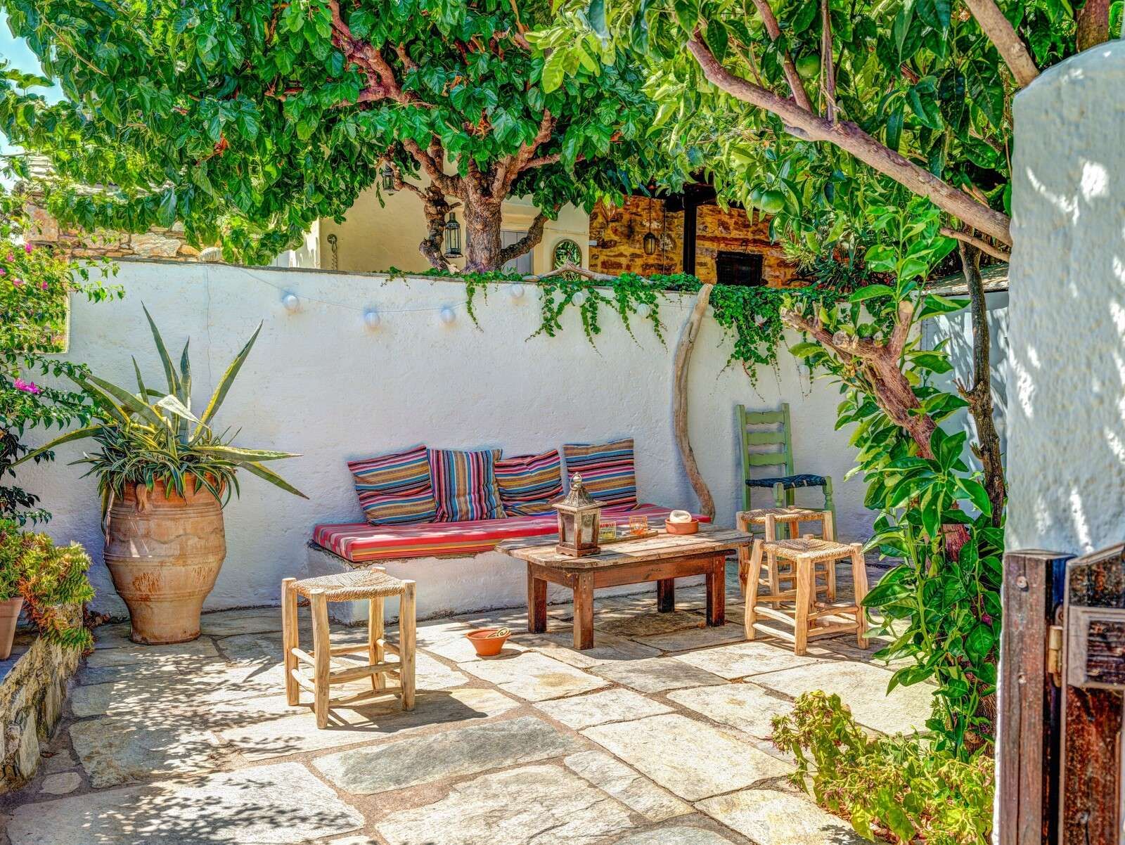 Śródziemnomorskie patio z kolorowymi poduszkami