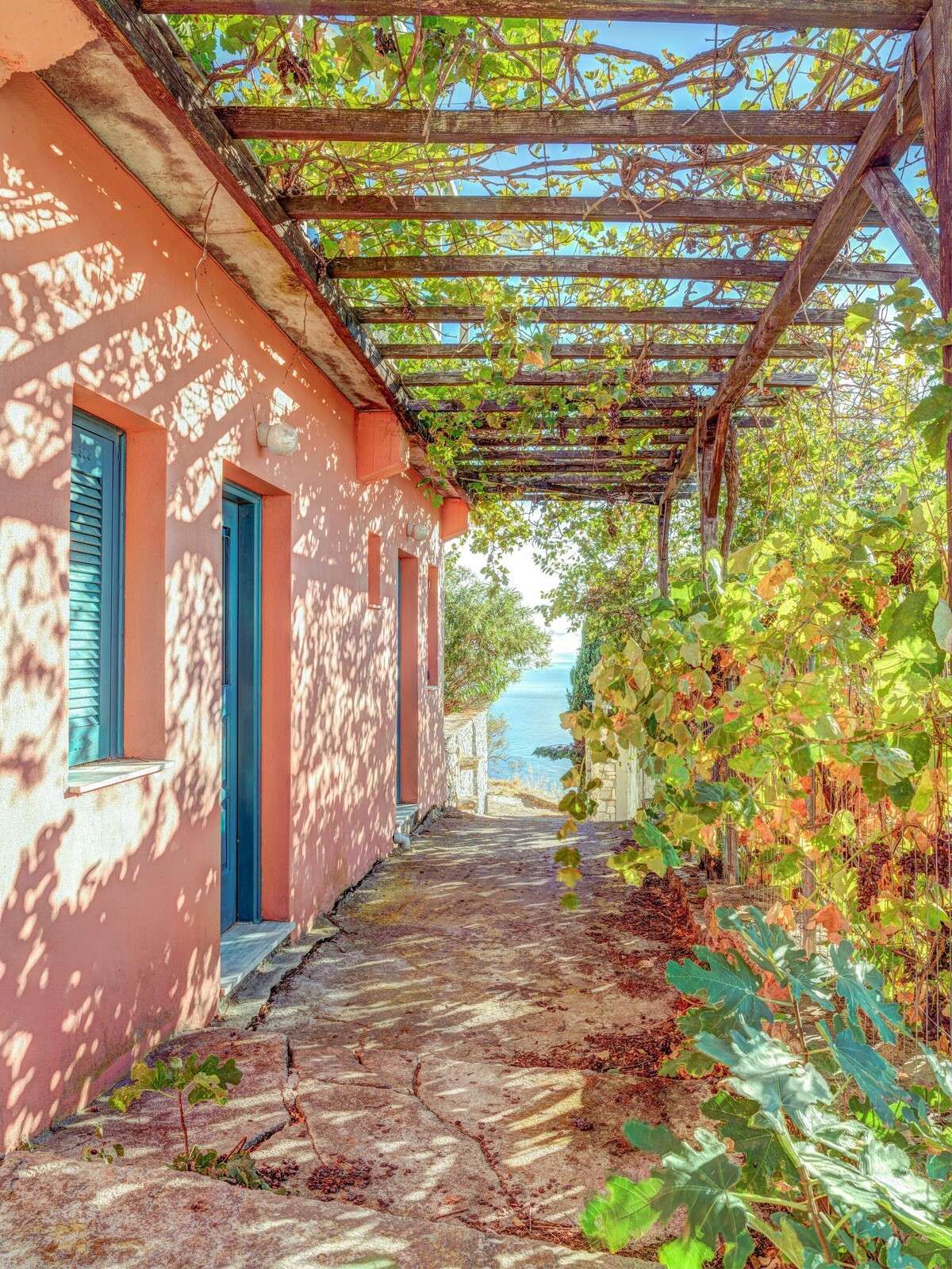 śródziemnomorska pergola z widokiem na morze